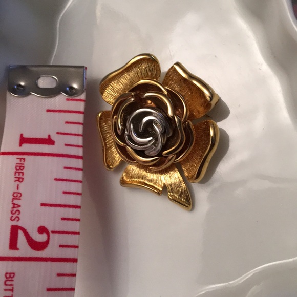 Vintage Flower brooch - Picture 6 of 8